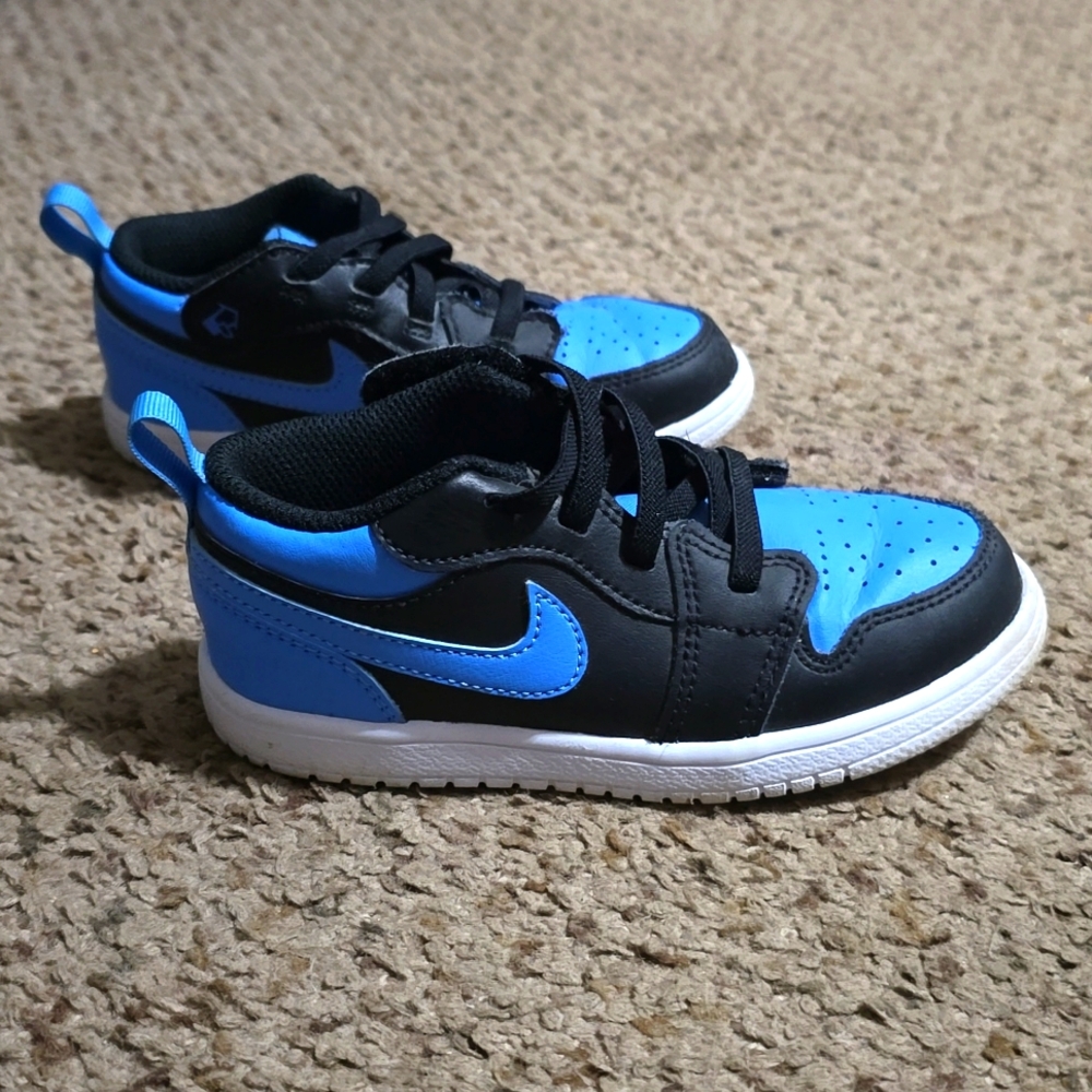 Nike Jordan 1 low used hand full of times. blue and black, velcro